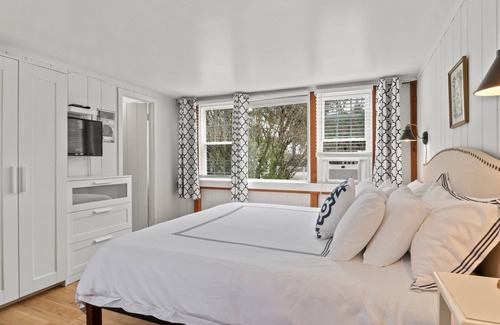 Eastham House | Oceanfront Seagrove Suites: Rated 9.2, Pool & Restaurant