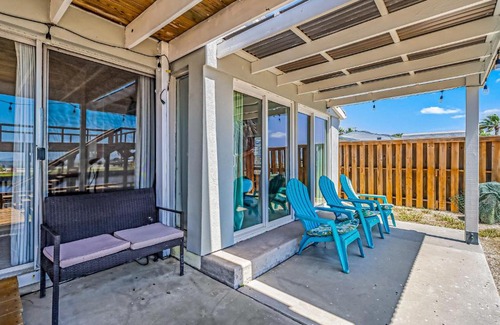 Flour Bluff House | Discover The Seahorse Cottage: Family & Pet-Friendly Retreat