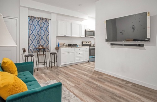 Elizabeth Condo | Modern Family Home with Pool Near NYC and Airport Access