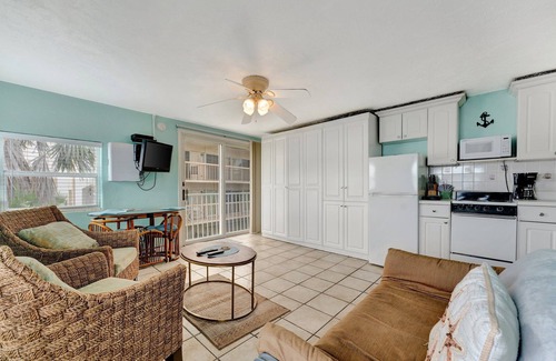 Clearwater Beach Hotel | Seashell Suites: Family-Friendly Stay with Pool & Breakfast