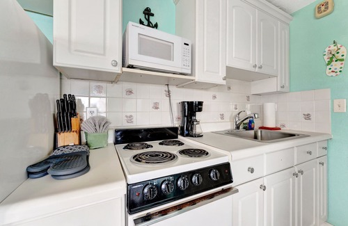 Clearwater Beach Hotel | Seashell Suites: Family-Friendly Stay with Pool & Breakfast