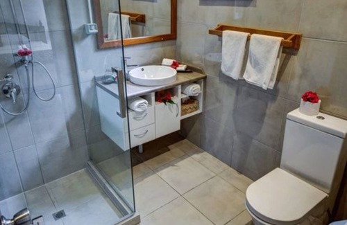 Nuku'alofa Cabin | Discover Seaview Lodge: Family-Friendly with Dining Options
