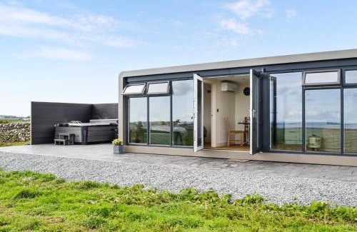 Newton Stewart House | Discover The Seaview Snug: Family-Friendly with a Hot Tub