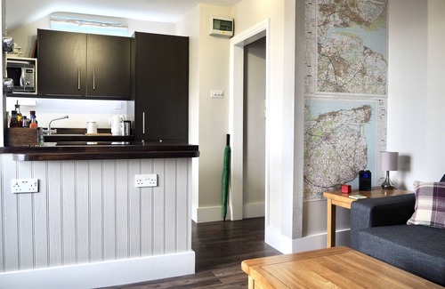 Whitstable Apartment | Cozy Retreat at The Seaview Snug - Guest Rated 10/10!