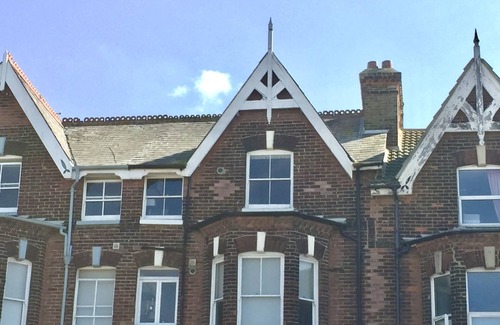 Whitstable Apartment | Cozy Retreat at The Seaview Snug - Guest Rated 10/10!