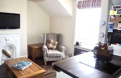 Whitstable Apartment | Cozy Retreat at The Seaview Snug - Guest Rated 10/10!