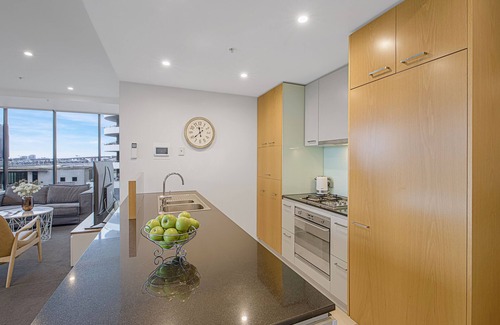 Docklands Apartment | Premium Sebel Residences Melbourne Docklands with Spa & Pool