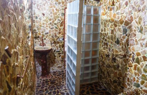La Estrella Cabin | Discover The Secret Buddha: Top-Rated Stay with Hot Tub