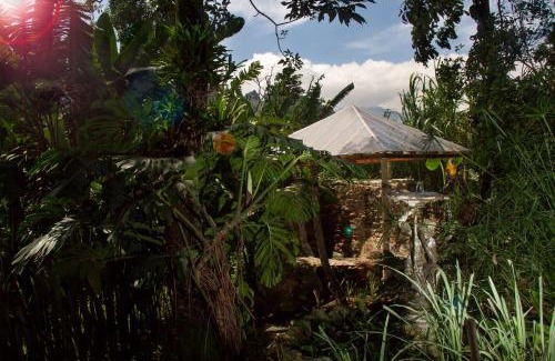 La Estrella Cabin | Discover The Secret Buddha: Top-Rated Stay with Hot Tub