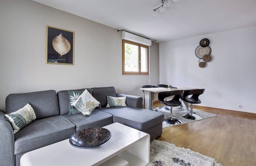 Saint-Cyr-l'Ecole Apartment | Discover The Secret Garden: Family-Friendly Retreat Awaits