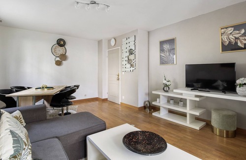Saint-Cyr-l'Ecole Apartment | Discover The Secret Garden: Family-Friendly Retreat Awaits