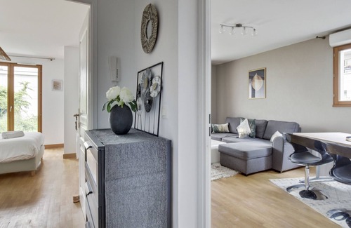 Saint-Cyr-l'Ecole Apartment | Discover The Secret Garden: Family-Friendly Retreat Awaits