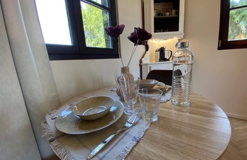 Ostheim Apartment | Sequoia Retreat: A Unique Escape Among Majestic Trees