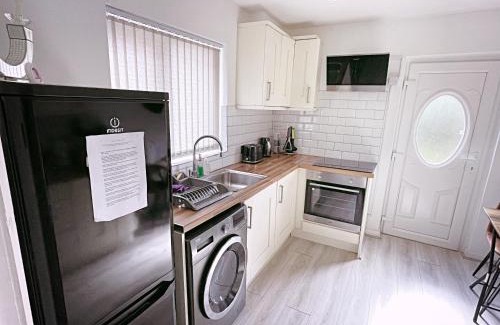 Oldham House | Family-Friendly 3-Bedroom Guest House in Oldham