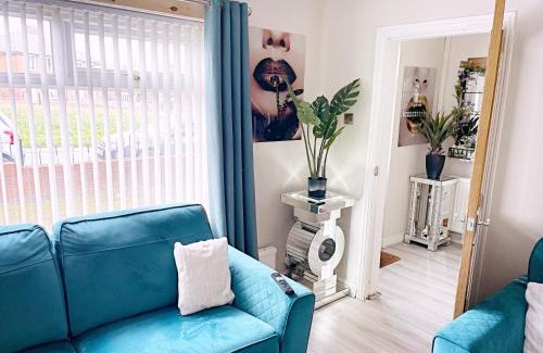 Oldham House | Family-Friendly 3-Bedroom Guest House in Oldham