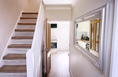 Oldham House | Family-Friendly 3-Bedroom Guest House in Oldham