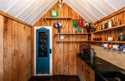 Oneroa Cottage | Oceanfront Escape at The Settlers Hut - Rated 10/10!