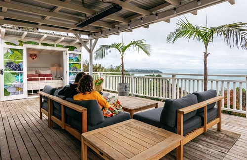 Oneroa Cottage | Oceanfront Escape at The Settlers Hut - Rated 10/10!