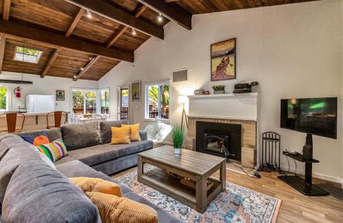 Guerneville House | Relaxing Retreat with Hot Tub & BBQ by Russian River