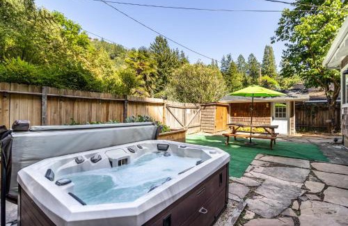Guerneville House | Relaxing Retreat with Hot Tub & BBQ by Russian River