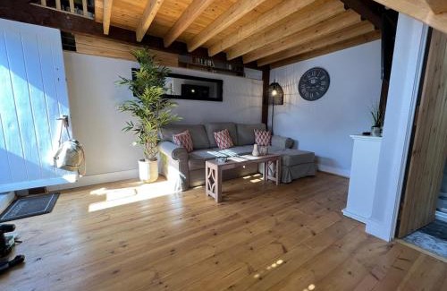 Collingbourne Ducis Apartment | Pet-Friendly Retreat: The Shack - Thatched Annex Awaits