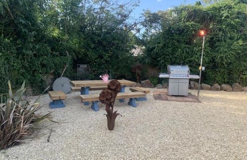 Collingbourne Ducis Apartment | Pet-Friendly Retreat: The Shack - Thatched Annex Awaits