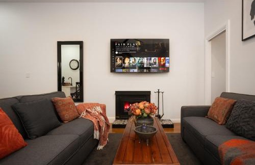 Shadforth House | Romantic Retreat at The Shaddy Rest: Breakfast Included!