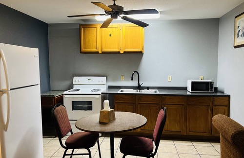 Lobdell/Woodale Hotel | Inviting Stay at The Shades Motel with Spa & Breakfast