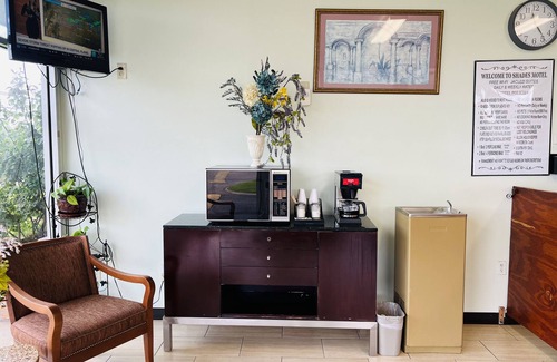 Lobdell/Woodale Hotel | Inviting Stay at The Shades Motel with Spa & Breakfast