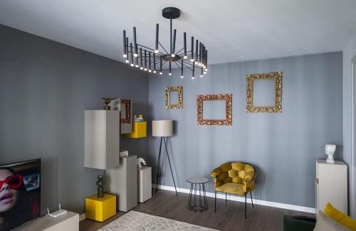 Aviatiei Apartment | Discover The Shades Of Grey: 4-Star Family-Friendly Stay