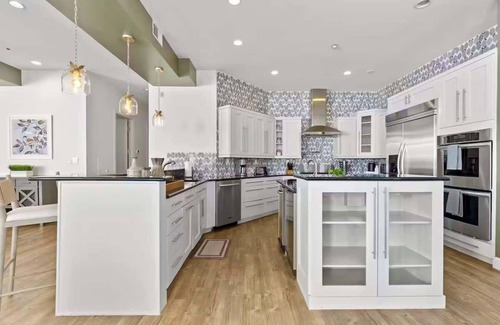 Golden Triangle Condo | Elegant Loft with City Views - Rated 9.4/10 by Guests