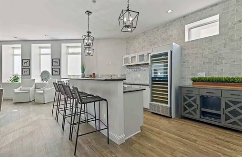 Golden Triangle Condo | Elegant Loft with City Views - Rated 9.4/10 by Guests