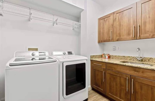 Golden Triangle Condo | Elegant Loft with City Views - Rated 9.4/10 by Guests