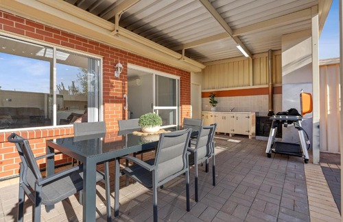Renmark Apartment | Guest Rated 9.7: Family-Friendly Bliss at The Shamrock House