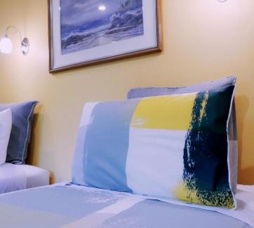Lake Hayes Bed & Breakfast | Elegant Stay at The Shan's Lodge - Breakfast & Kitchen Included