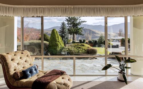 Lake Hayes Bed & Breakfast | Elegant Stay at The Shan's Lodge - Breakfast & Kitchen Included