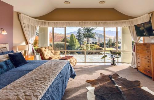 Lake Hayes Bed & Breakfast | Elegant Stay at The Shan's Lodge - Breakfast & Kitchen Included