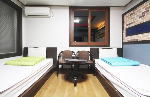 Pinari-gol Hotel | Budget-Friendly Stay at The Sharp Motel with Breakfast