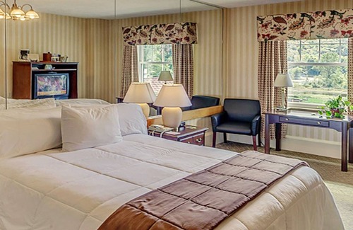 Shawnee On Delaware Resort | Discover The Shawnee Inn and Golf Resort with Spa & Pool