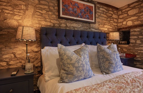 Stow-on-the-Wold Hotel | Cozy Stay at The Sheep on Sheep Street with Family-Friendly Amenities