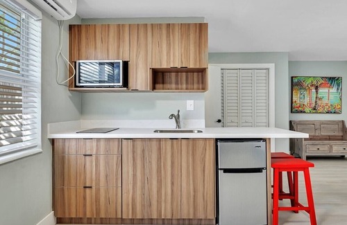 North Beach Apartment | Elegant Studio at The Shell on Walnut | Hollywood Beach Stay