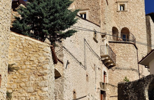 Castel del Monte House | The shelter between the two towers - House in the historic center in the Gran Sasso Park