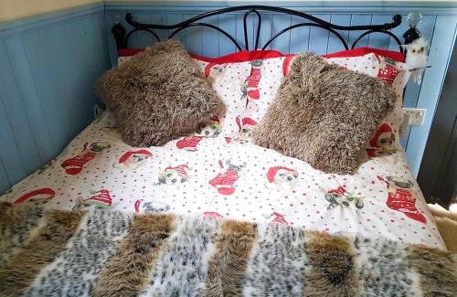 Cowbeech House | Discover The Shepherds Hut: Pet-Friendly Retreat Rated 9.8