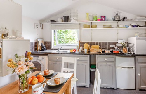 Aberdovey Cottage | Romantic Getaway at The Shepherd's Hut with Breakfast & Kitchen