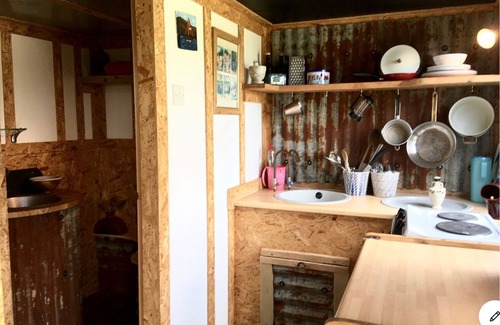 Saint Kew Apartment | Discover The Shepherds Hut: Secluded Countryside Retreat