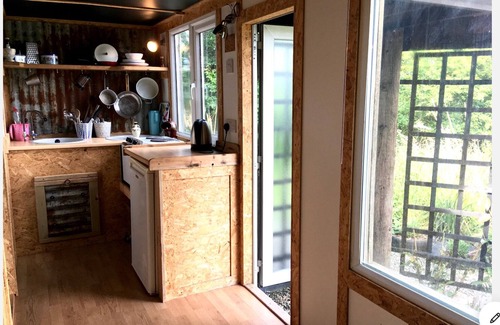 Saint Kew Apartment | Discover The Shepherds Hut: Secluded Countryside Retreat