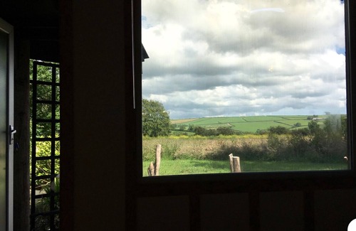 Saint Kew Apartment | Discover The Shepherds Hut: Secluded Countryside Retreat