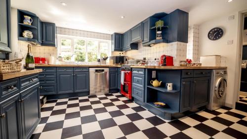Sherborne House | Pet-Friendly Haven at The Sherborne Cottage - Rated 10/10