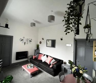 Dingwall Apartment | Welcoming The Sheriffs Lodge: Rated 9.3 with Breakfast Included