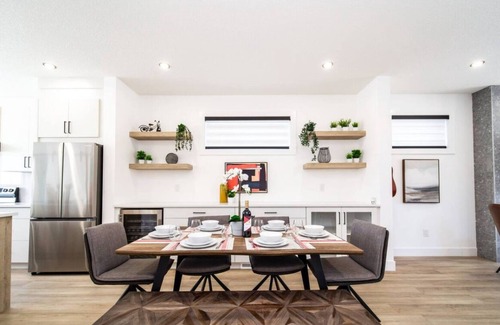 Jasper Place House | The Sherwood | AirCon | Near WEM & DT | Sleeps 10!